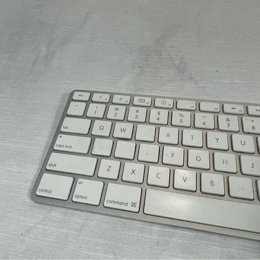 Apple A1243 Wired USB Keyboard with Numeric Keypad